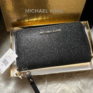 Michael kors multifunctional wristlet